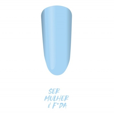 Unha artificial azul claro com texto azul claro em fundo branco