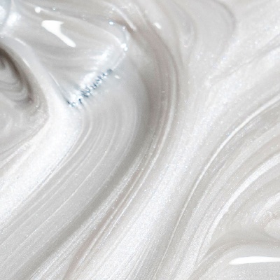 Textura líquida branca perolada com reflexos prateados
