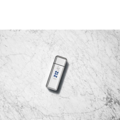 Pen USB branco com texto '212 VIP' em azul sobre mármore branco