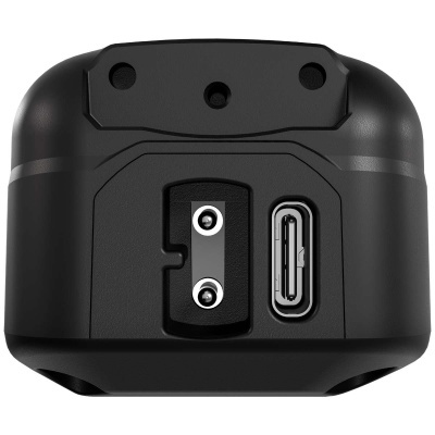 produto eletrónico preto com porta USB-C e entrada metálica