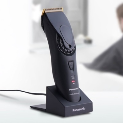 Aparelho de cortar cabelo Panasonic preto com base de carregamento