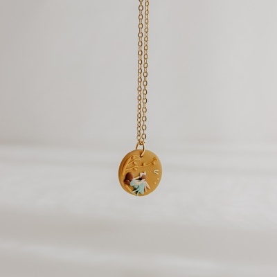 A menina a ler debaixo da árvore