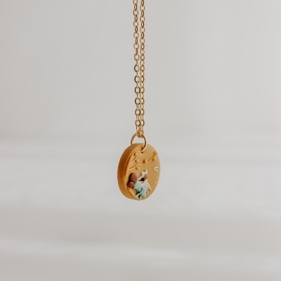 A menina a ler debaixo da árvore