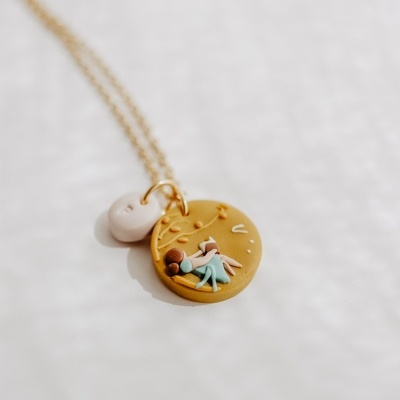 A menina a ler debaixo da árvore