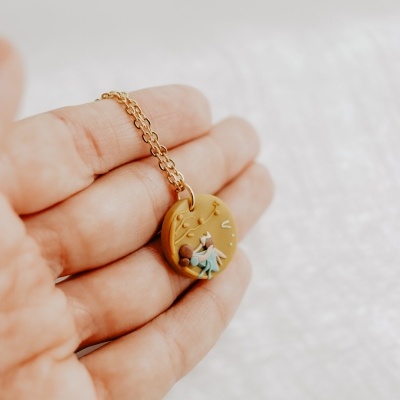 A menina a ler debaixo da árvore