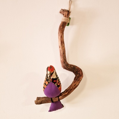 Galho com 1 pássaro