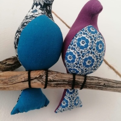 Galho com 2 pássaros