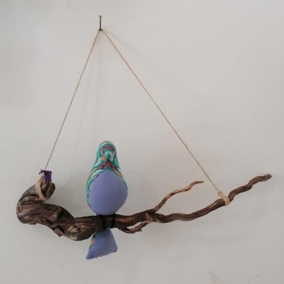 Galho com 1 pássaro