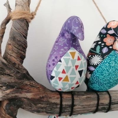 Galho com 2 pássaros