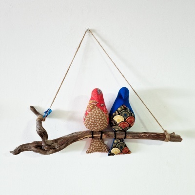 Galho com 2 pássaros