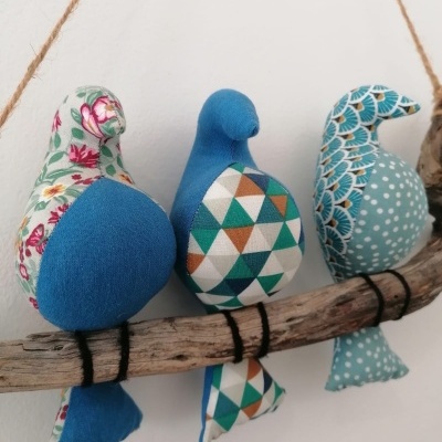 Galho com 3 pássaros