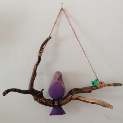 Galho com 1 pássaro