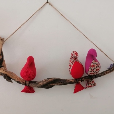 Galho com 3 pássaros