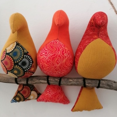 Galho com 3 pássaros