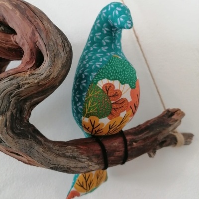 Galho com 1 pássaro