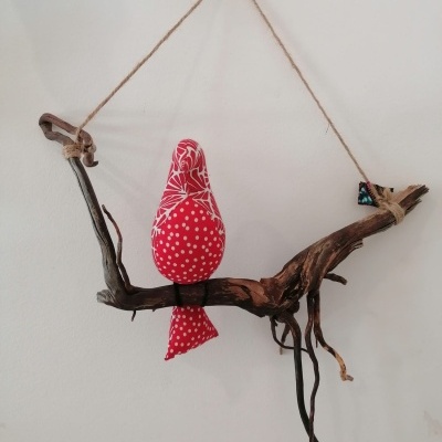 Galho com 1 pássaro