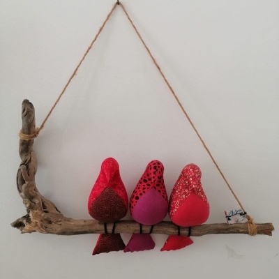 Galho com 3 pássaros