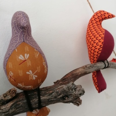 Galho com 2 pássaros