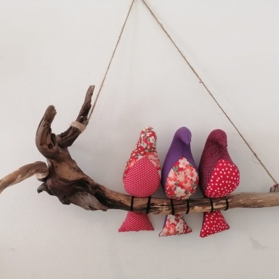 Galho com 3 pássaros