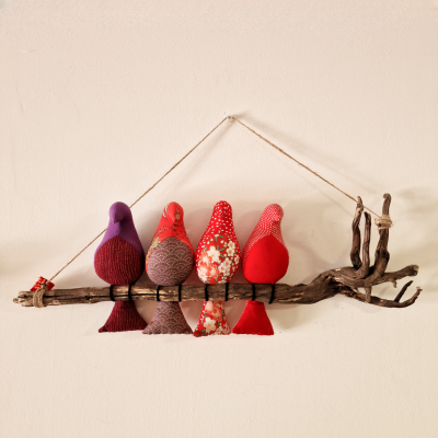 Galho com 4 pássaros