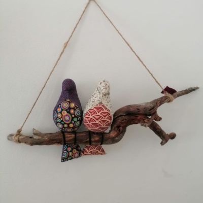 Galho com 2 pássaros