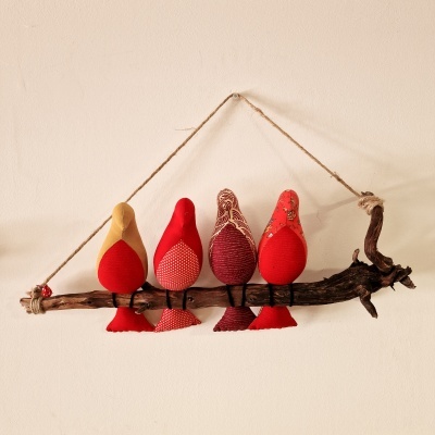 Galho com 4 pássaros