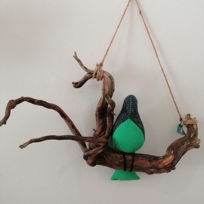 Galho com 1 pássaro