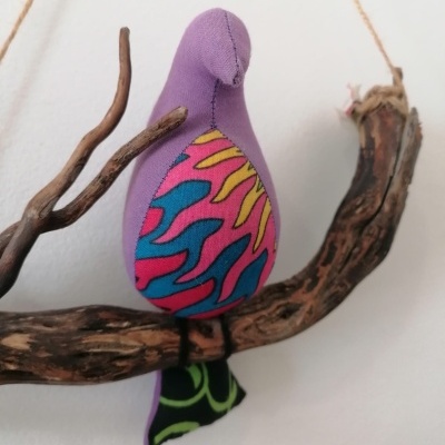 Galho com 1 pássaro