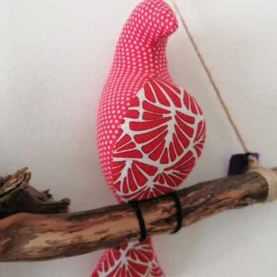 Galho com 1 pássaro