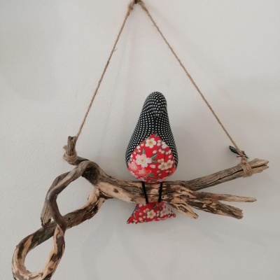 Galho com 1 pássaro