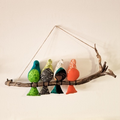 Galho com 4 pássaros