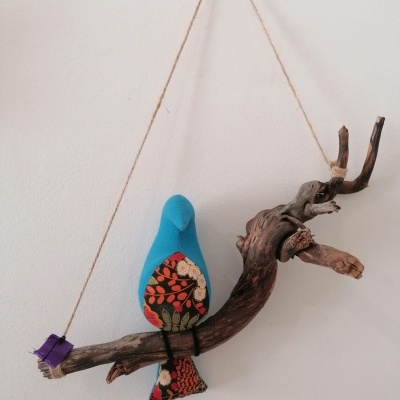 Galho com 1 pássaro