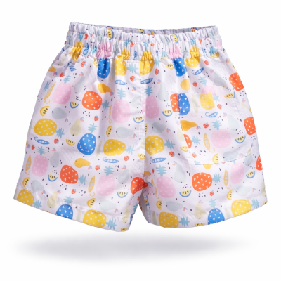 Calções brancos com padrão de frutas coloridas e cós elástico