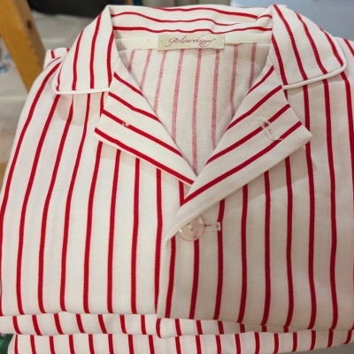 Pijama branco com riscas vermelhas e gola dobrada
