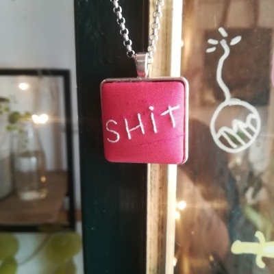 Shit - pendente quadrado