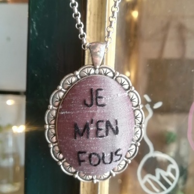 JE M´EN FOUS-  pendente