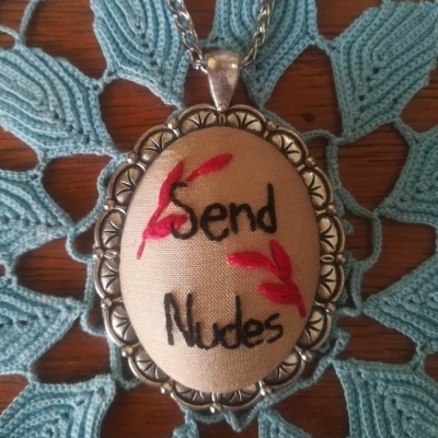 SEND NUDES- pendente
