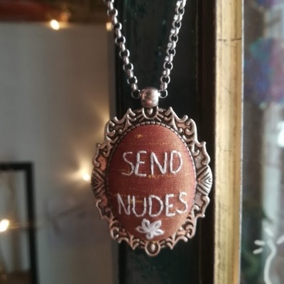 SEND NUDES- pendente