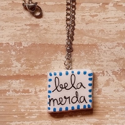 Colar "BELA MERDA"