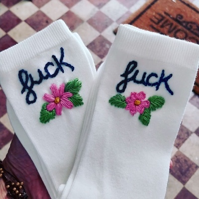 Meias bordadas à mão