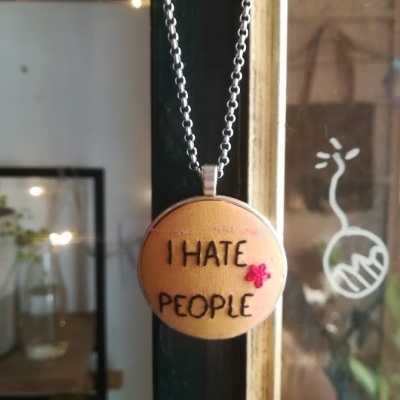 I HATE PEOPLE-  pendente