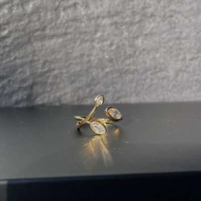 Anel dourado com três pedras em forma de folha
