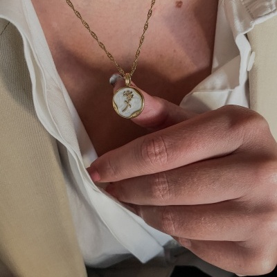Colar com pendente redondo dourado e bege com rosa em relevo