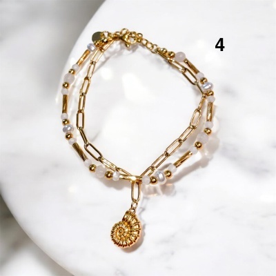 Pulseira dupla dourada com contas brancas translúcidas e pérolas e pendente de concha