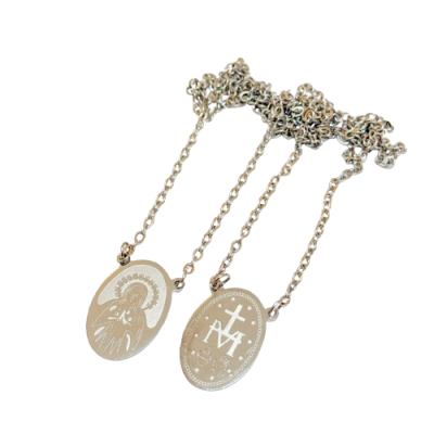 Colares com pendentes ovais metálicos e símbolos religiosos gravados.