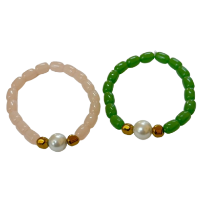 Duas pulseiras elásticas coloridas com conta branca e douradas