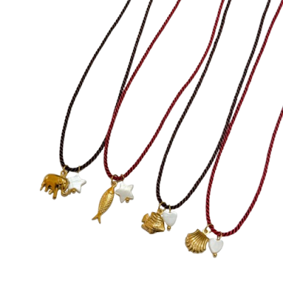 Quatro colares com pendentes dourados e branco em fundo branco.