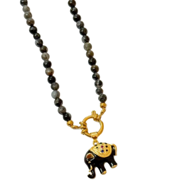 Colar com contas cinzentas e pendente de elefante dourado