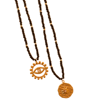 Duas correntes com pingentes dourados e contas pretas