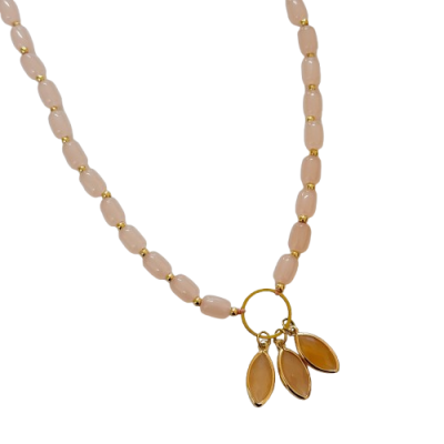 Colar com contas rosa e pendente com três folhas douradas
